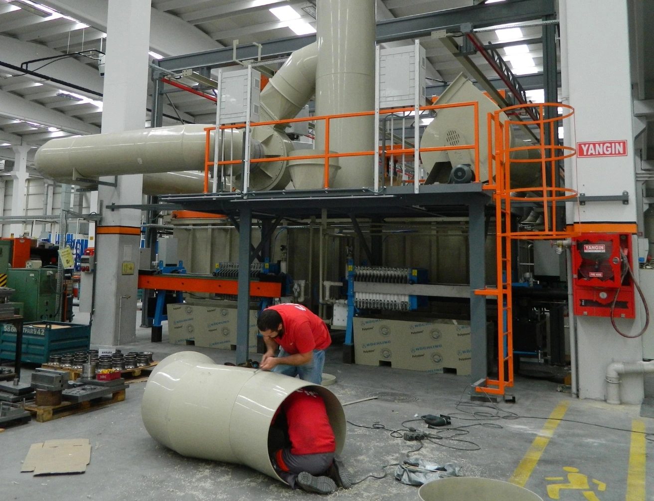 2 mannen die kunststof lassen in fabriek